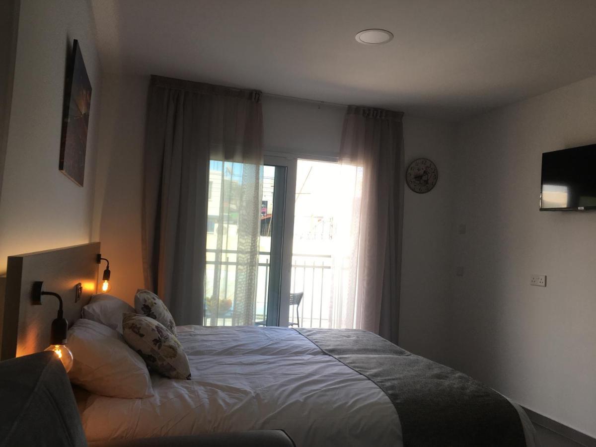 Ellenapa Apts & Apartman *