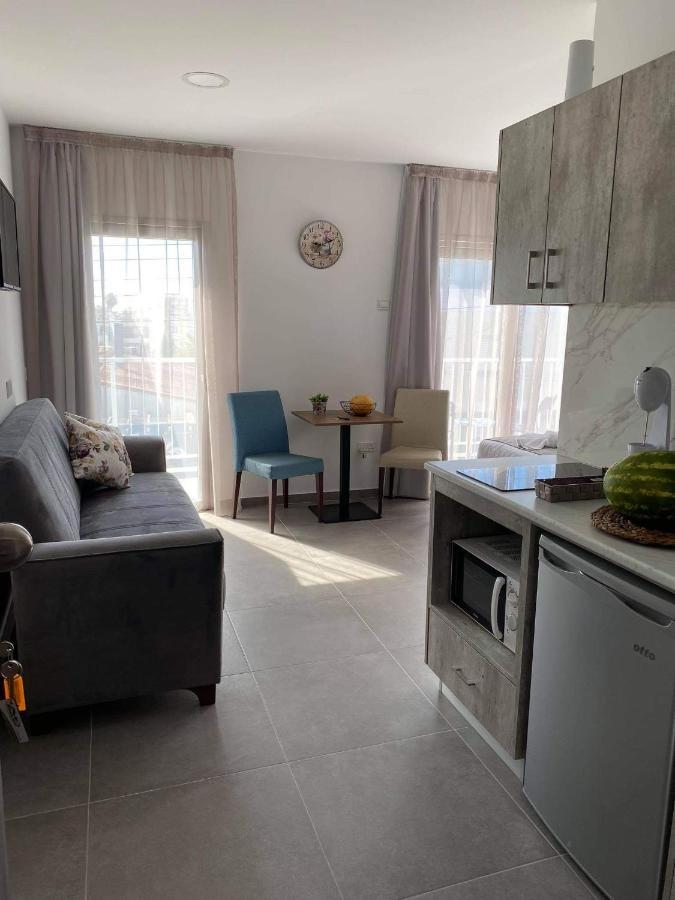 Ellenapa Apts & Apartman *